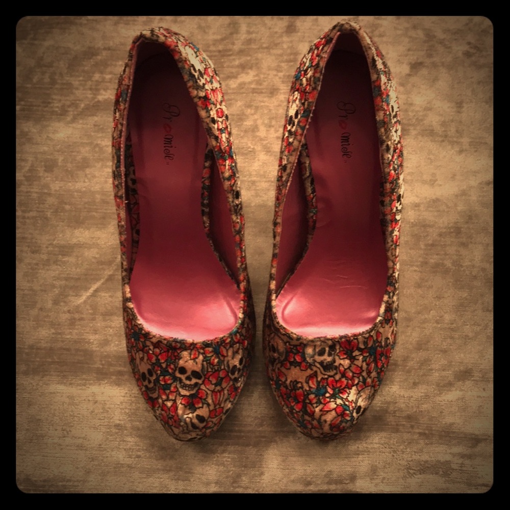 Skull printed heels size 6 - Picture 2 of 4